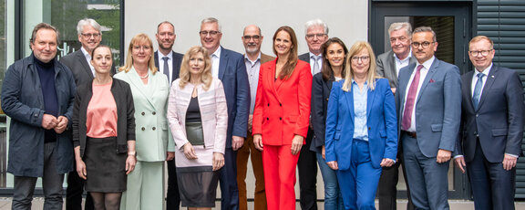 Holger Zimmer (Vizepräsident der Architekten- und Stadtplanerkammer Hessen), Dr. Christian Schwark (Vizepräsident Landesärztekammer Hessen), Elisabeth Ursprung (Vorsitzende Landesgruppe Hessen Verband der Restauratoren), Kirsten Schoder-Steinmüller (Präsidentin Hessischer Industrie- und Handelskammertag), Frank Aletter (Geschäftsführer Hessischer Industrie- und Handelskammertag), Dr. Karin Hahne (Präsidentin VERBAND FREIER BERUFE in Hessen), Ingolf Kluge (Präsident Ingenieurkammer Hessen), Dr. Martin Kraushaar (Hauptgeschäftsführer Architekten- und Stadtplanerkammer Hessen), Dr. Doris Seiz (Präsidentin Landeszahnärztekammer Hessen), Hartmut Ruppricht (Präsident Steuerberaterkammer Hessen), Carolina van der Bosch (Beauftragte des Vorstandes Kassenzahnärztliche Vereinigung Hessen), Dr. Heike Winter (Präsidentin Psychotherapeutenkammer Hessen), Dr. Michael Griem (Präsident der Rechtsanwaltskammer Frankfurt), Dr. Maik F. Behschad (Vizepräsident Landeszahnärztekammer Hessen), Manuel Maier (Juristischer Geschäftsführer Landesärztekammer Hessen)